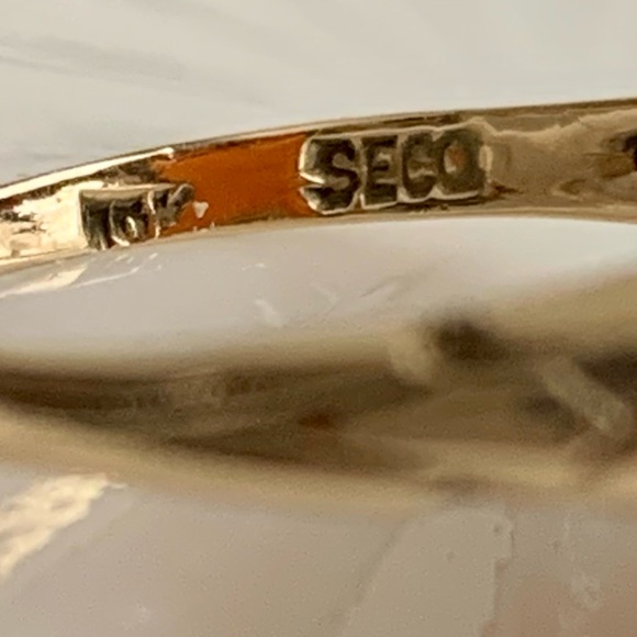 Vintage * Estate * SECO 10k Gold Cameo & Diamond Ring - Picture 13 of 14